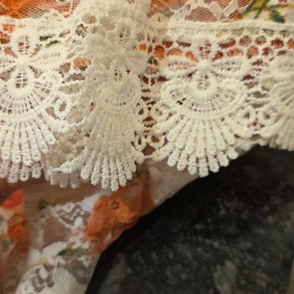 NWOT Full Circle Trends Large Lace Floral Tie-Front Top - Picture 8 of 8